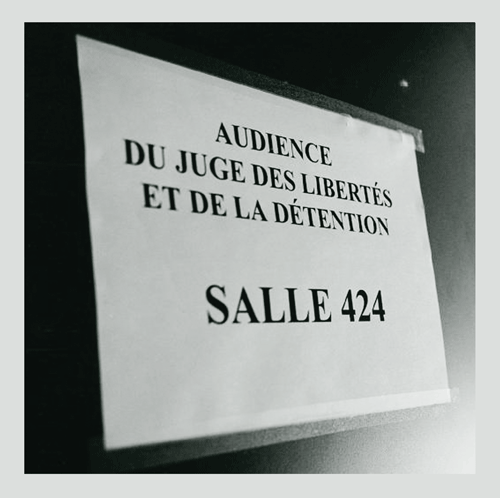 Sign directing court visitors to the libery and custody judge's chambers